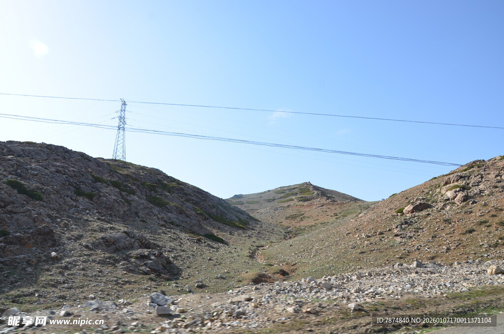 山间电线与输电塔景观