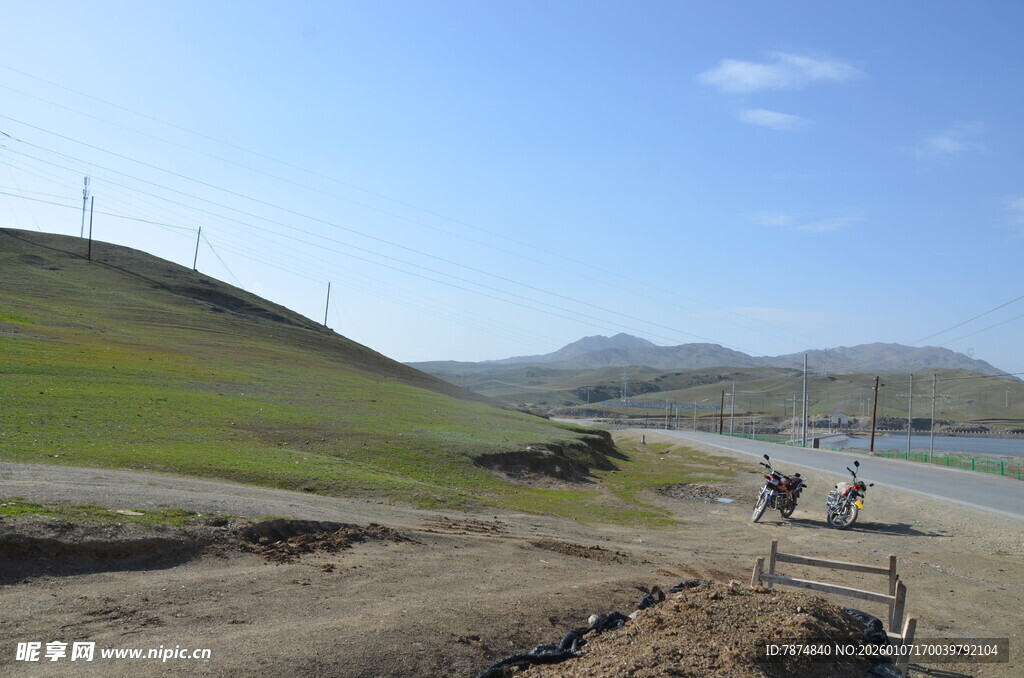 乡村旷野中的开阔道路