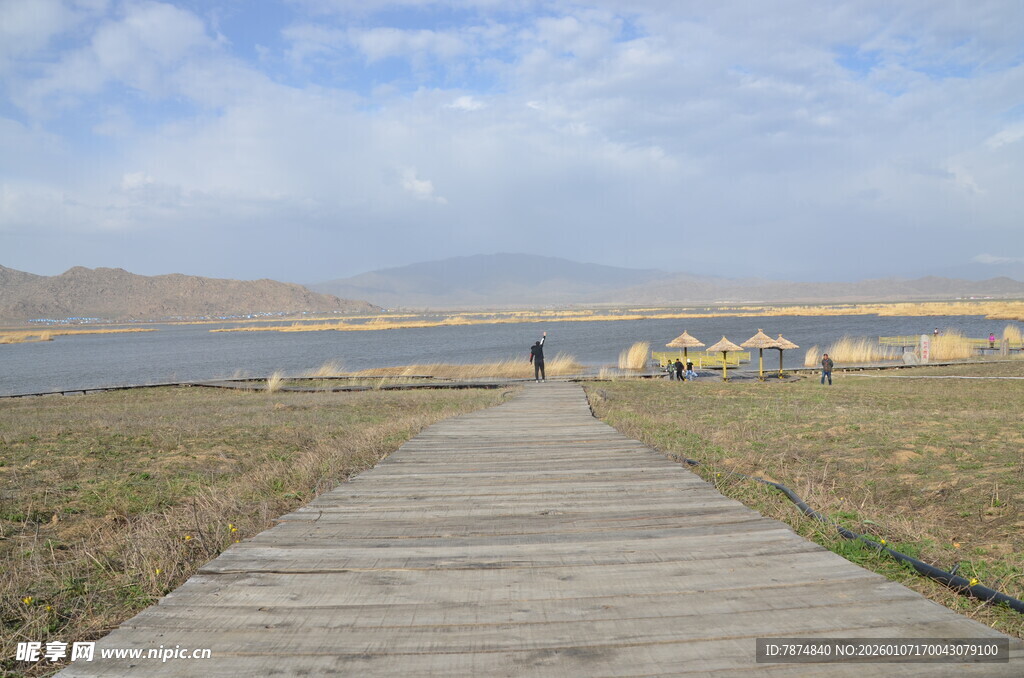 湖畔木栈道 自然风光美