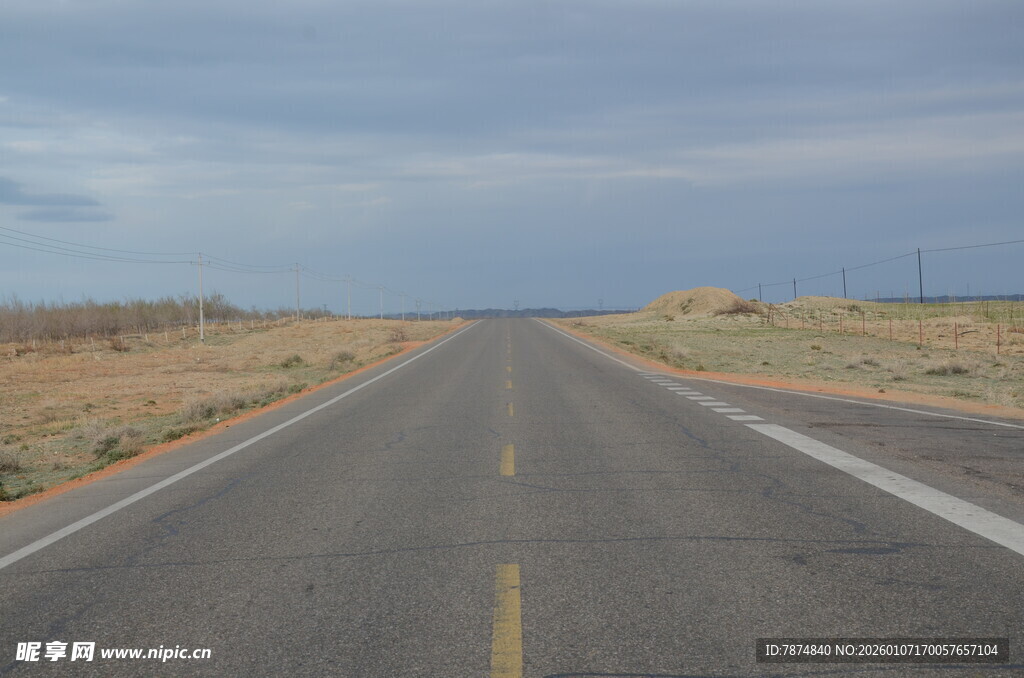空旷公路伸向远方