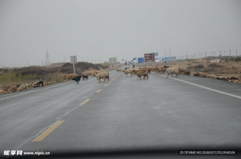 空旷公路上的骑行者