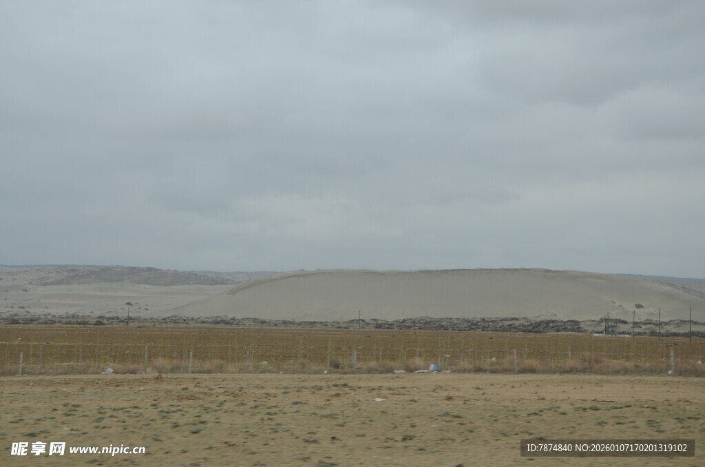广袤荒凉的开阔原野
