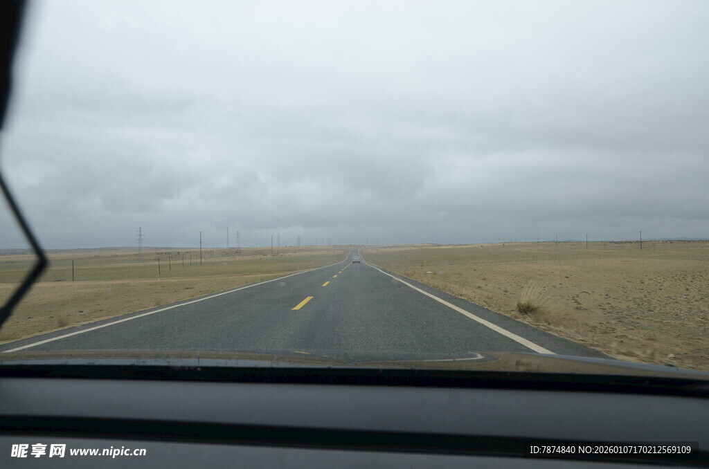 车内视角的开阔公路景象