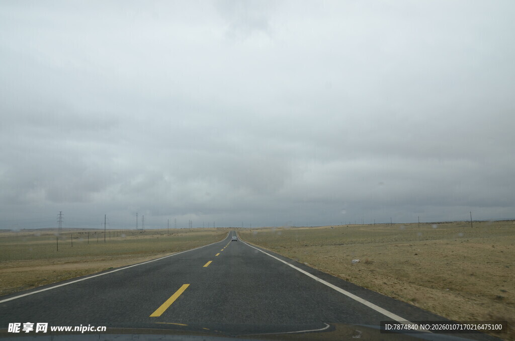 空旷公路延伸至远方
