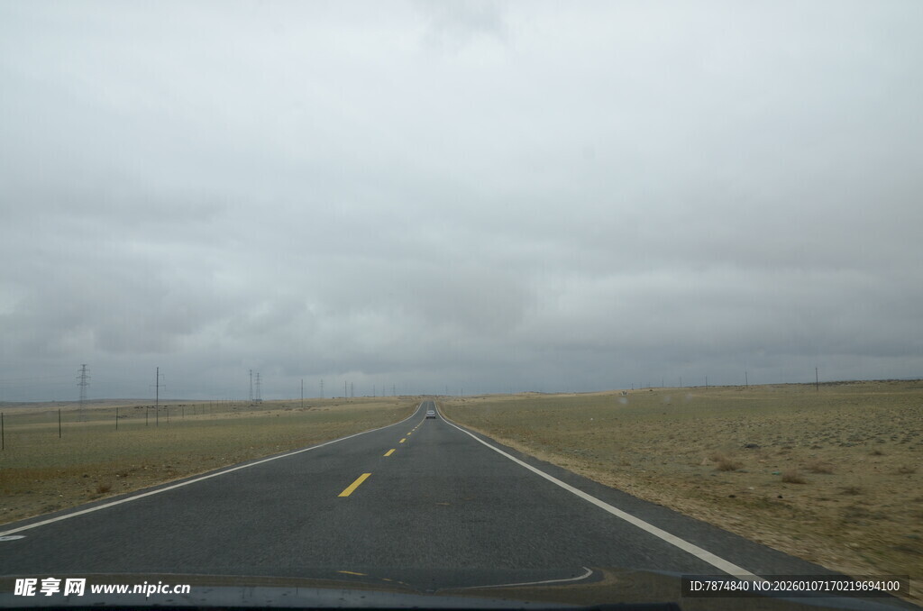 空旷公路延伸至远方