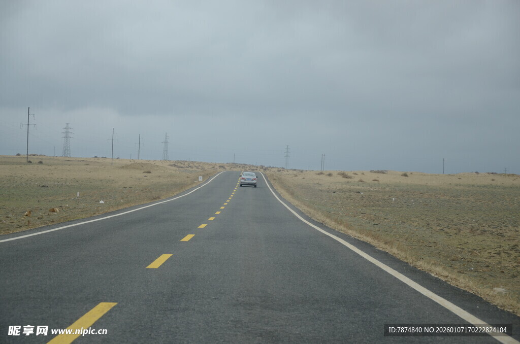 空旷公路延伸向远方