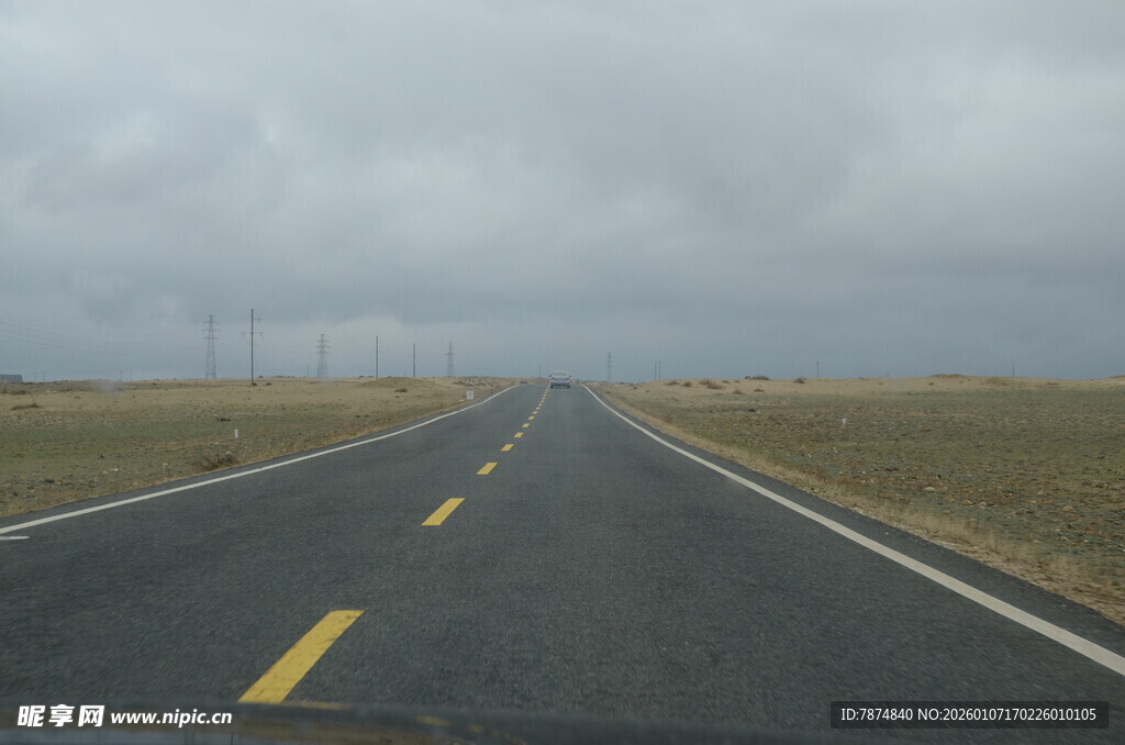 空旷公路伸向远方