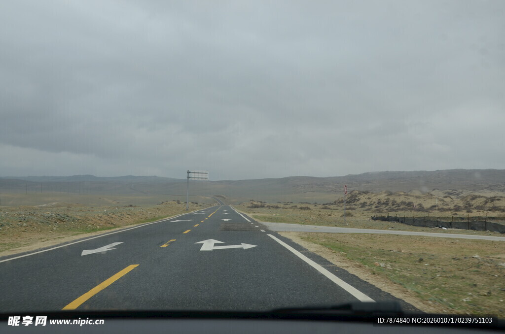公路伸向远方的开阔景象