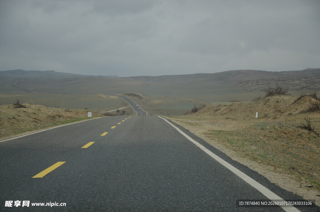 空旷公路延伸至远方
