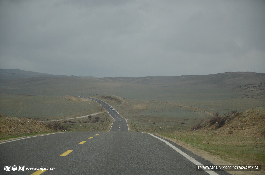蜿蜒公路伸向远方