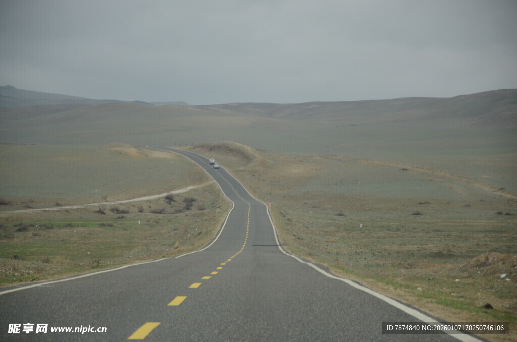 蜿蜒公路伸向远方