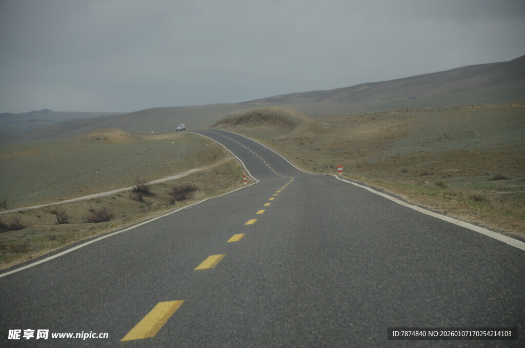 蜿蜒公路伸向远方