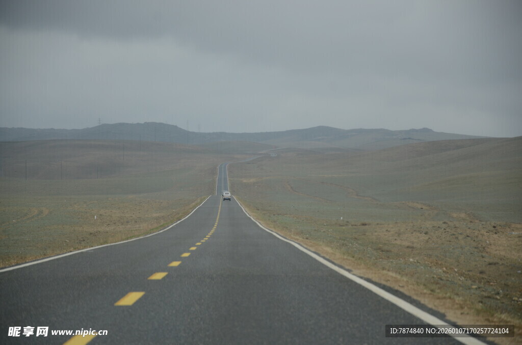 空旷公路延伸至远方