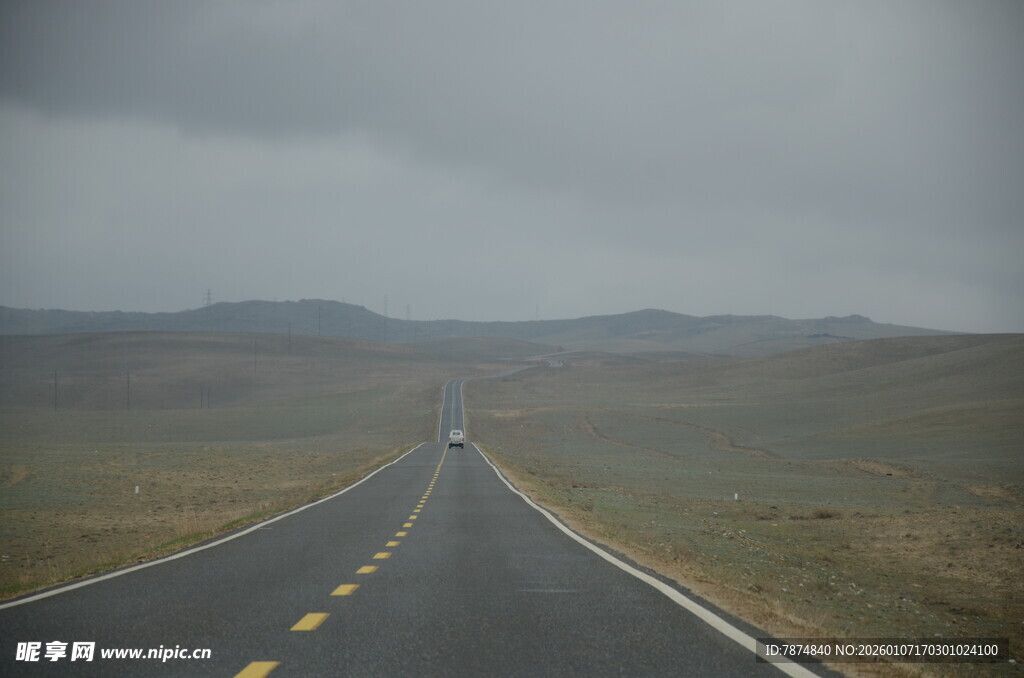 旷野中的孤独公路