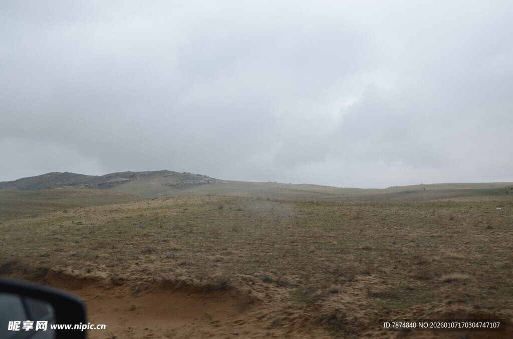 荒野土路 阴云下的开阔景象