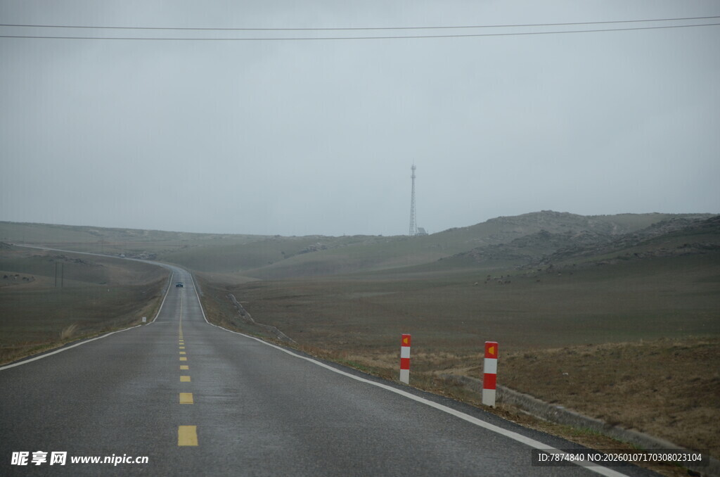 空旷公路延伸至远方