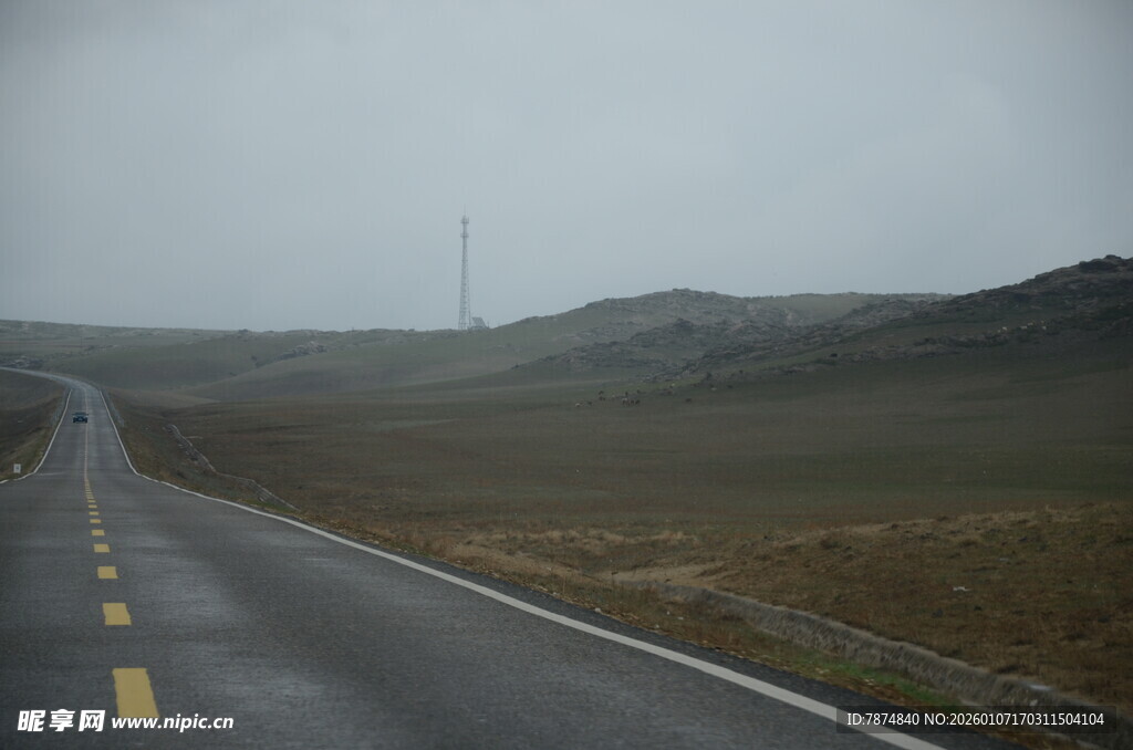 雨中孤寂公路