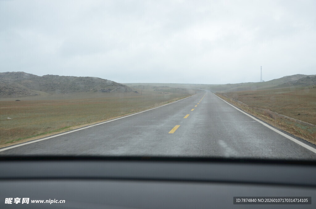 车内视角的开阔公路景象