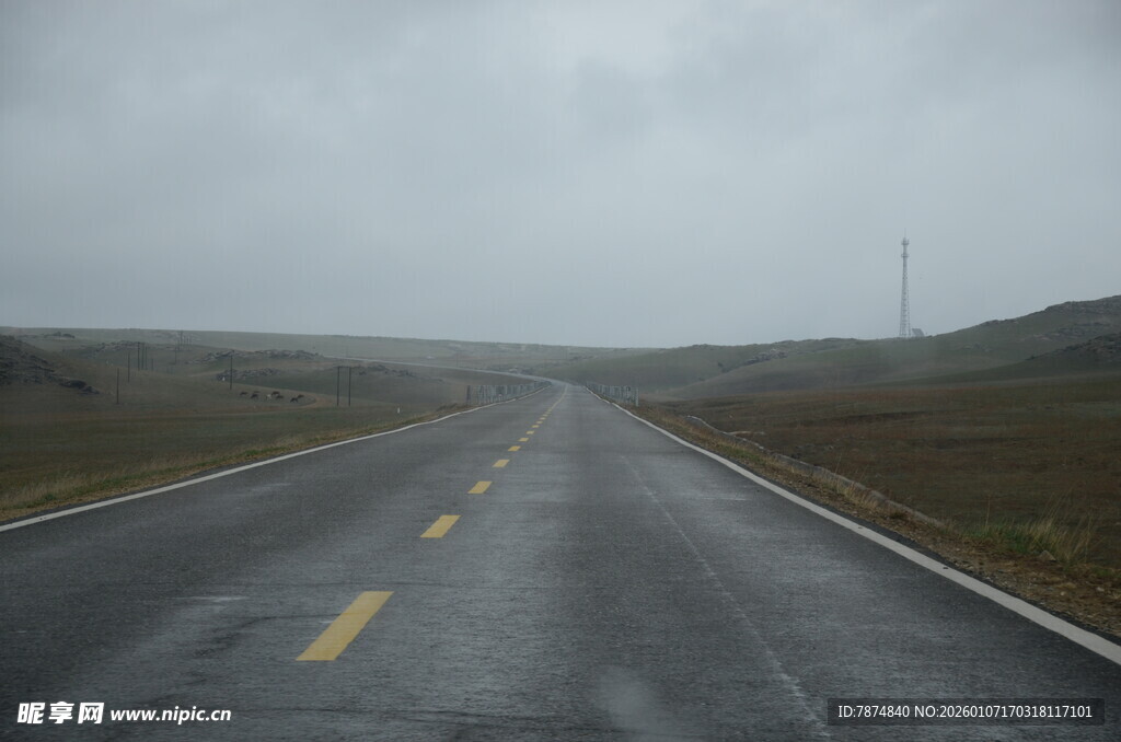 雨中空旷公路延伸向远方