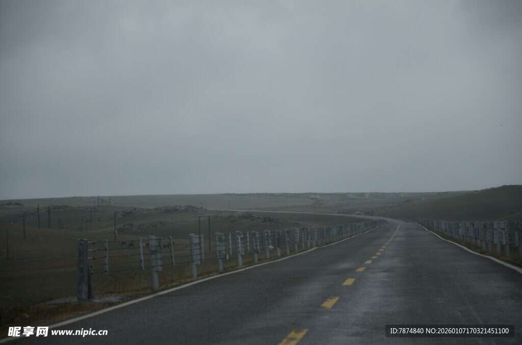 雨中公路 视野朦胧的景象