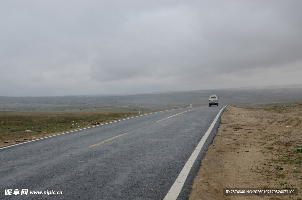 公路上的孤独行驶