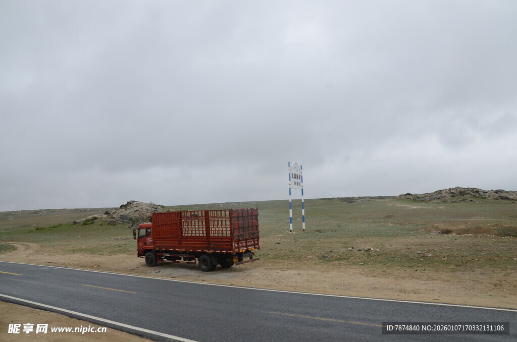 公路上行驶的红色货车