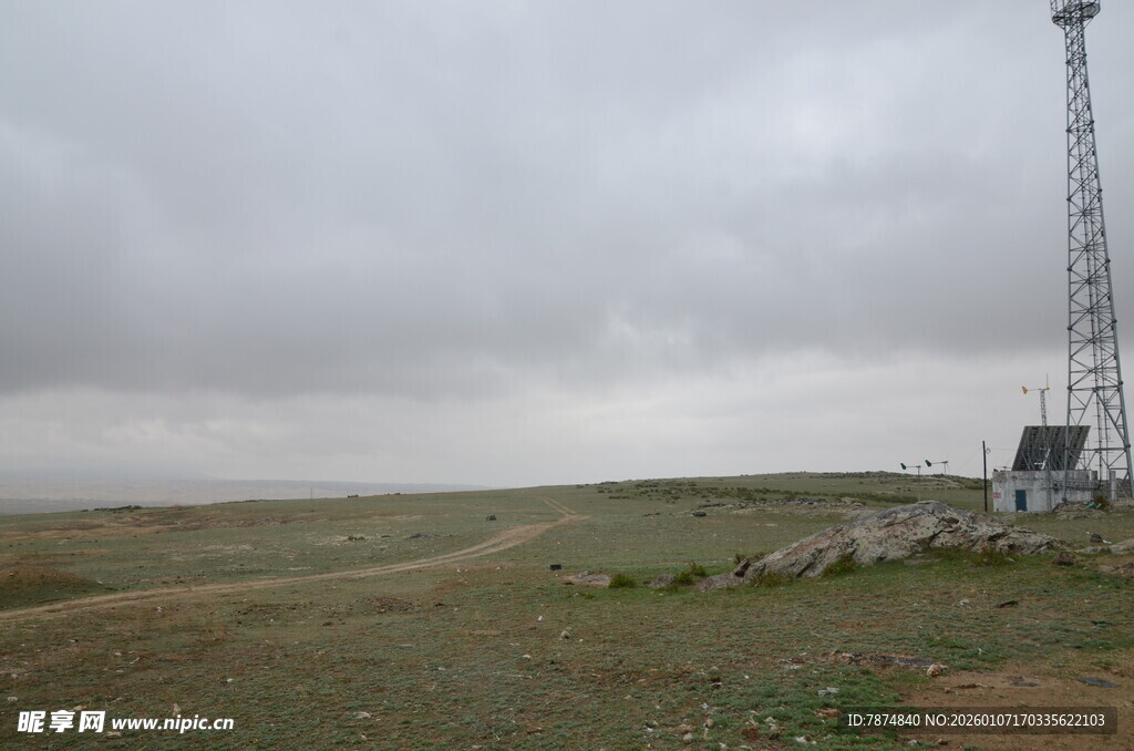 旷野中的通信铁塔