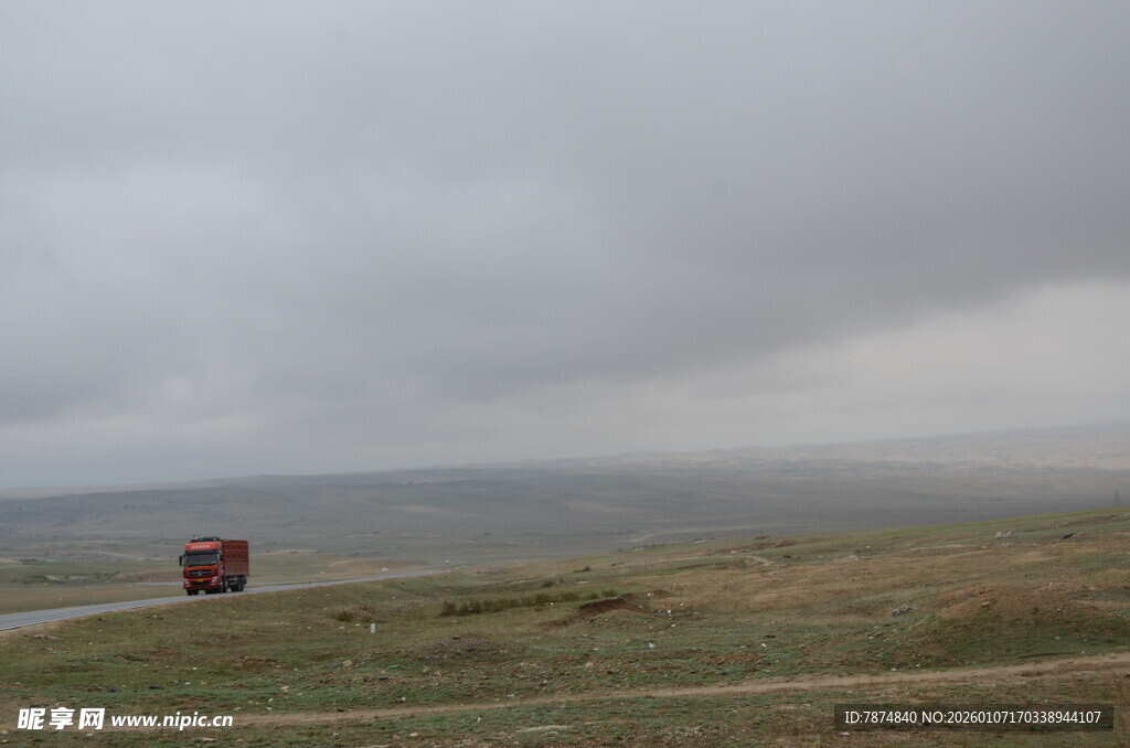 草原上的红色车辆