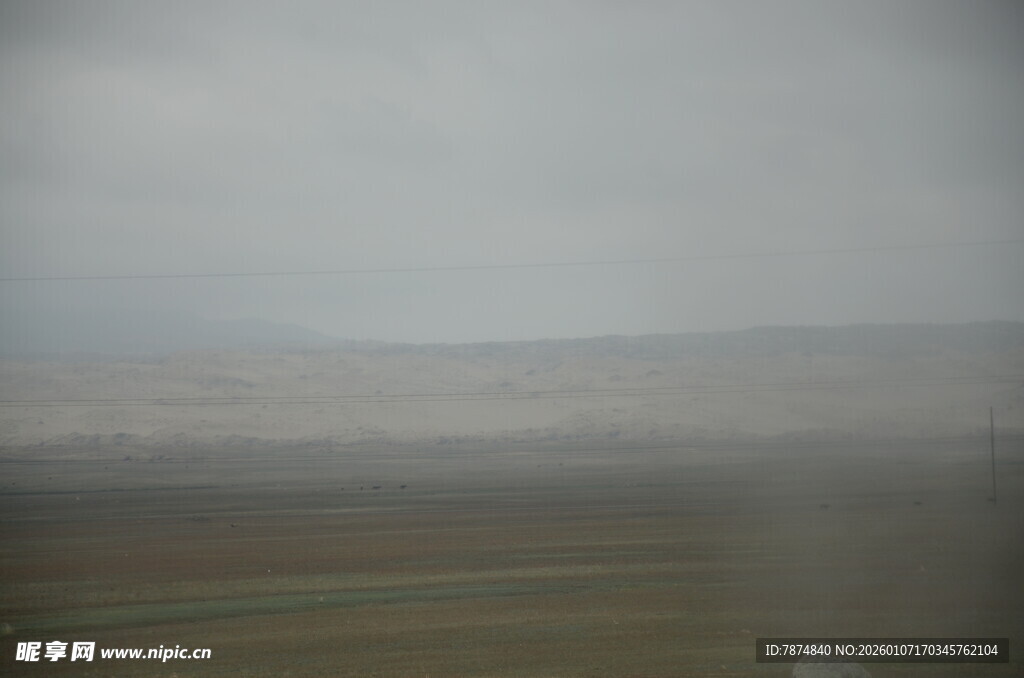窗外模糊的田野景观