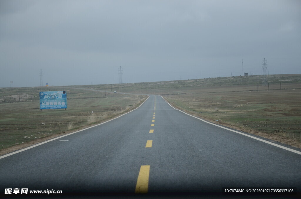 空旷公路延伸向远方