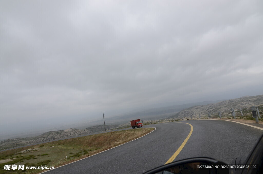 雨中蜿蜒公路行驶景象