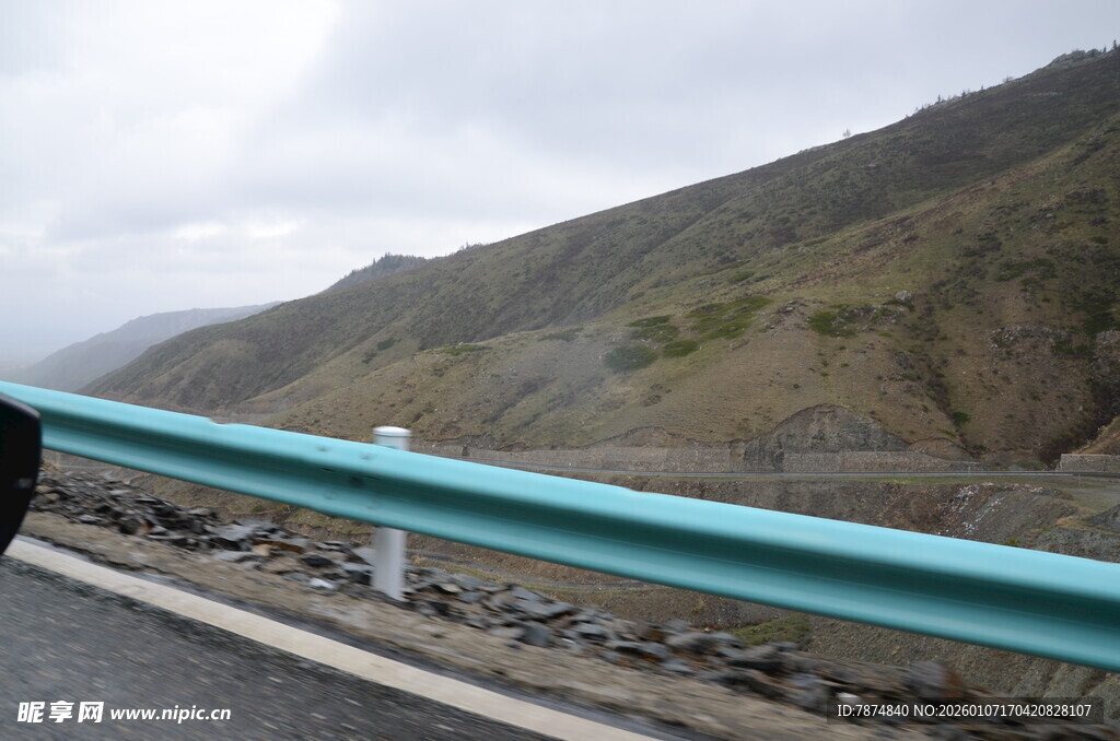 公路旁的蓝色护栏与远山