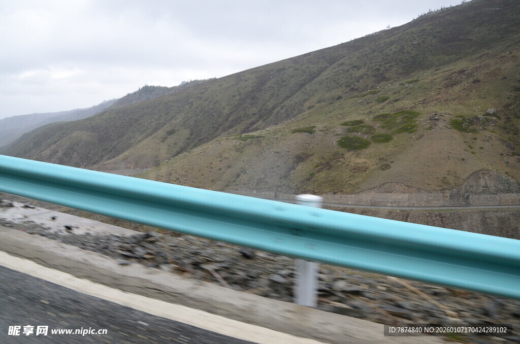 公路旁的蓝色护栏风景线