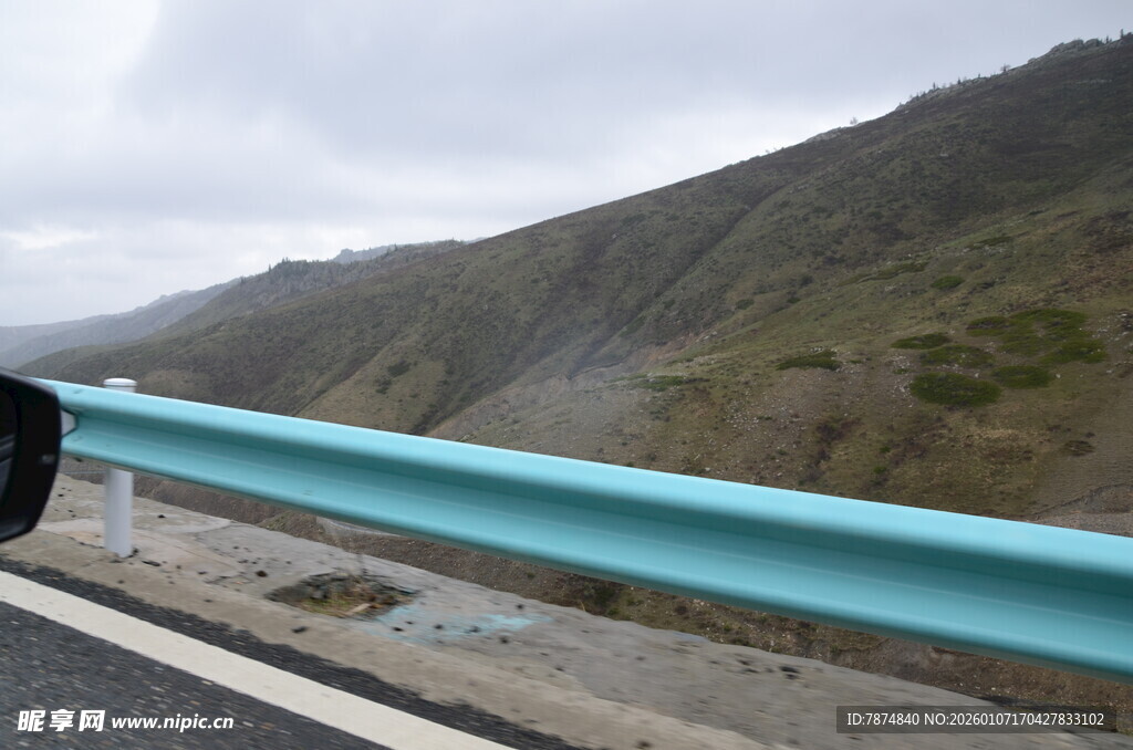 公路旁的蓝护栏与远山