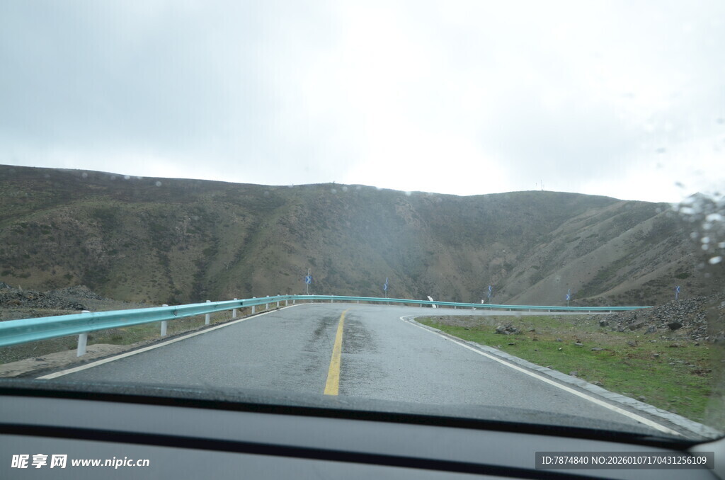 车内视角的公路与远山景色