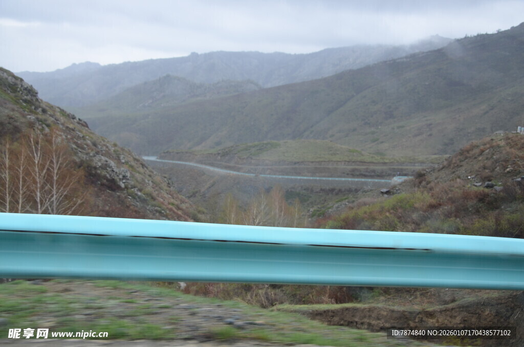 山间公路护栏风景