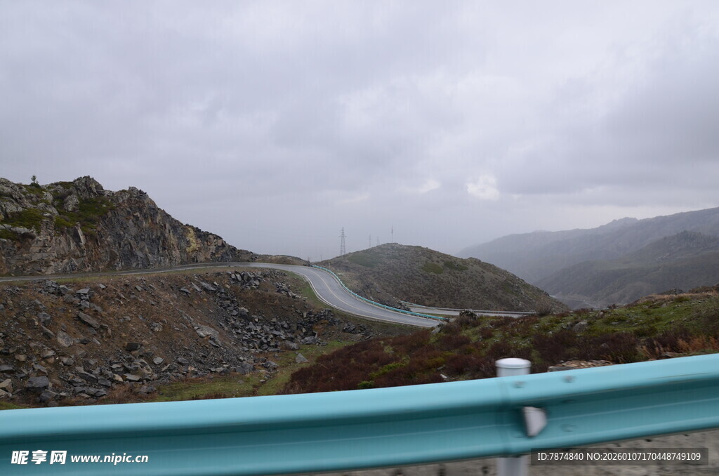 山间蜿蜒公路远景
