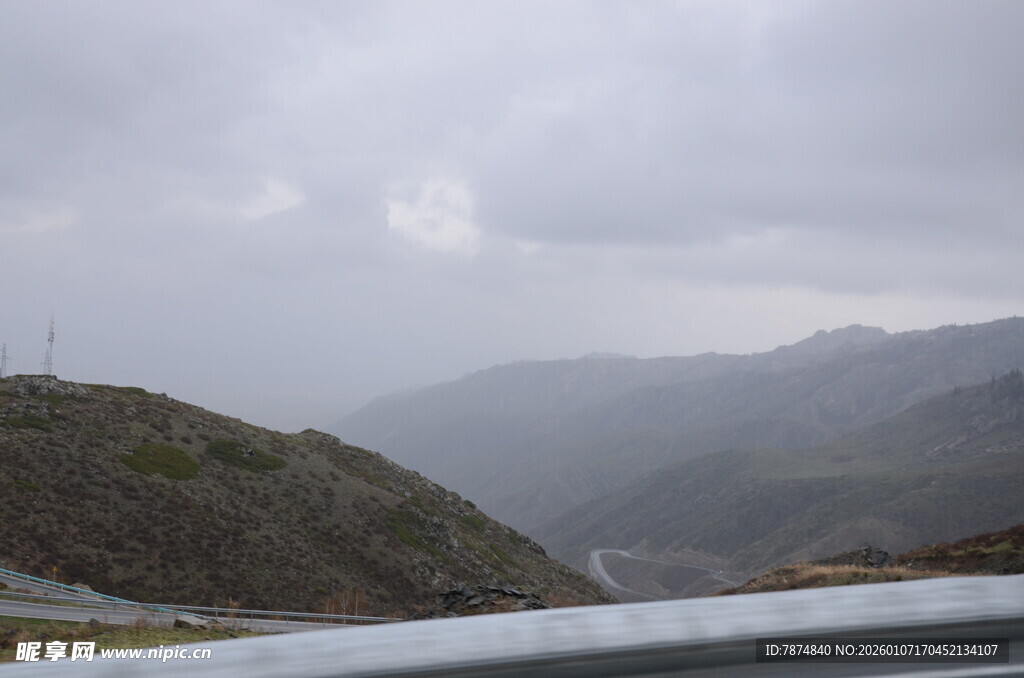 山间云雾缭绕的公路景色