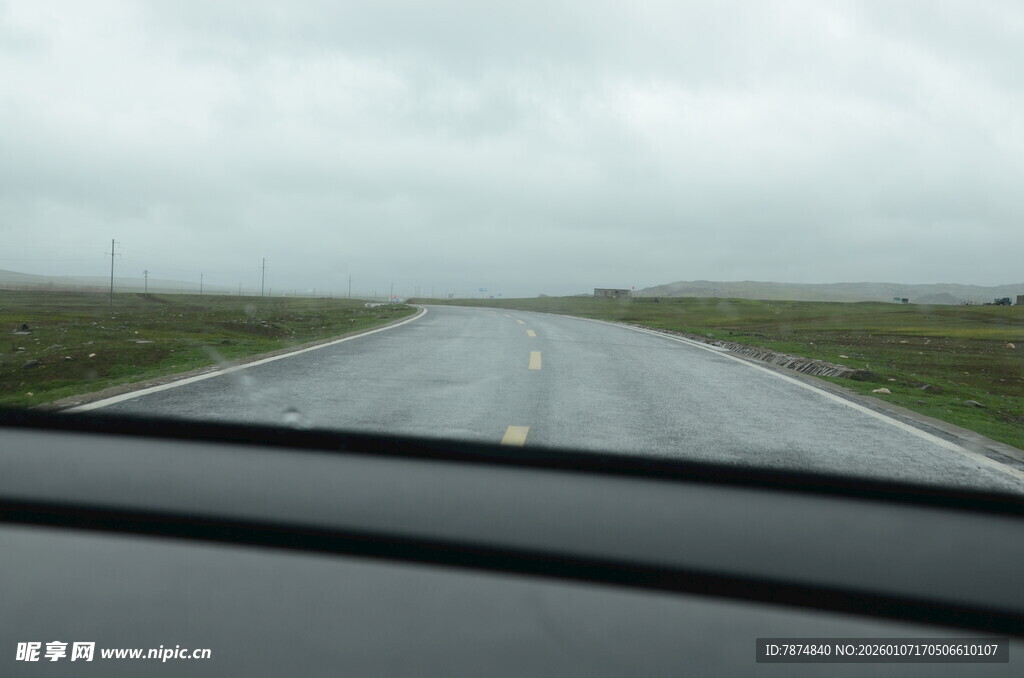 车内视角的雨中公路景象
