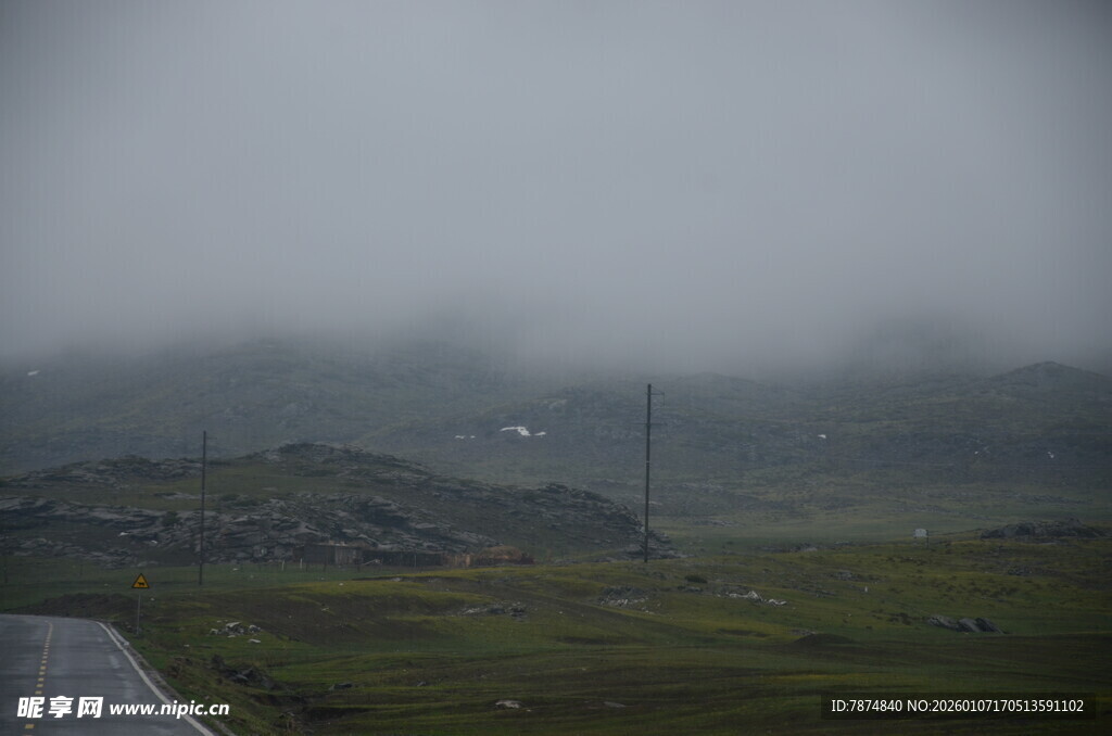 雾中公路 朦胧山野景致