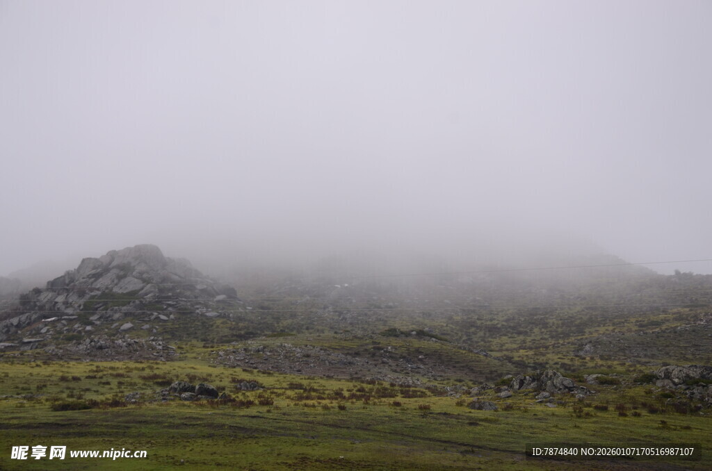 山间云雾缭绕的朦胧景致