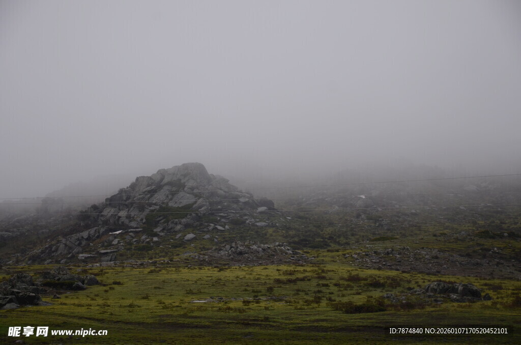 雾中朦胧山峰景色