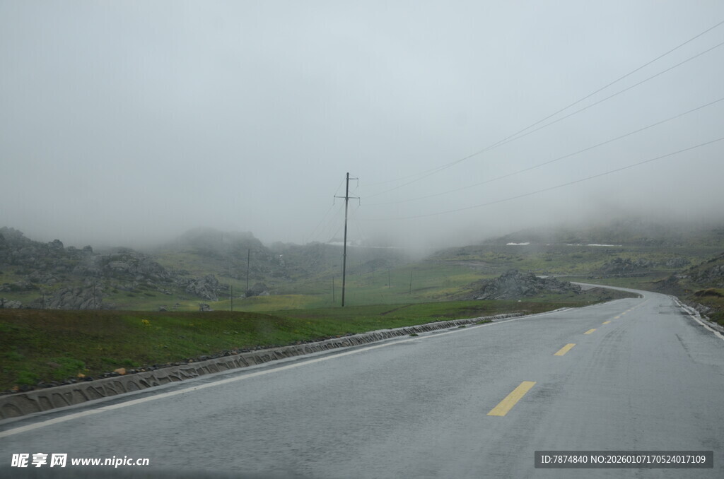 雾中公路 景色朦胧静谧