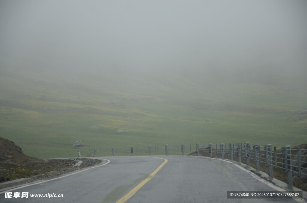 雾中公路 景色朦胧