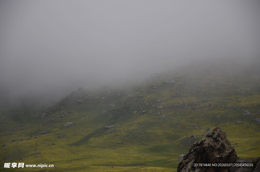 山间云雾缭绕的朦胧景致