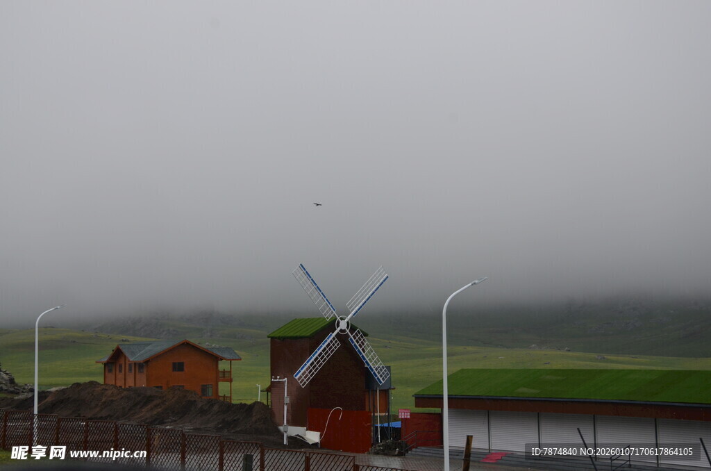 雾中荷兰风车景观