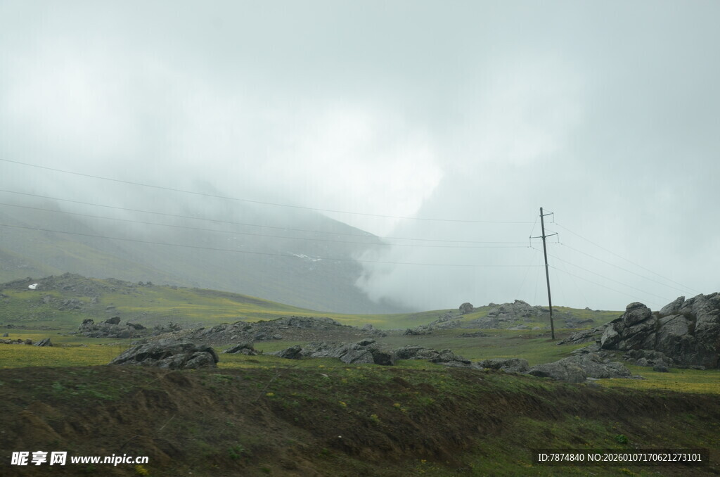 山间云雾缭绕的田园景致