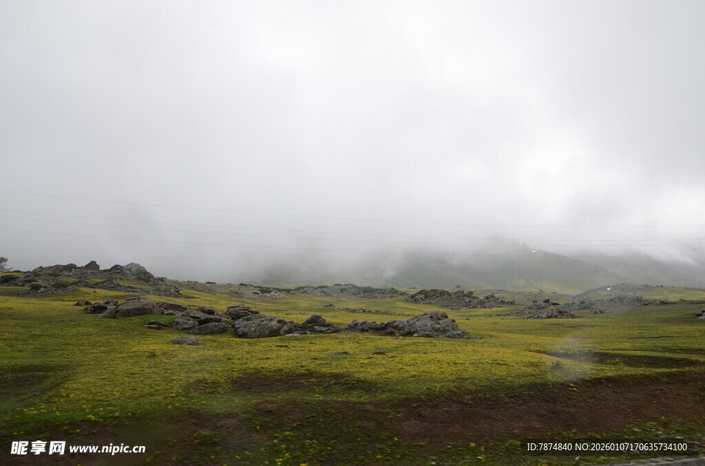 云雾缭绕的山间草原景色