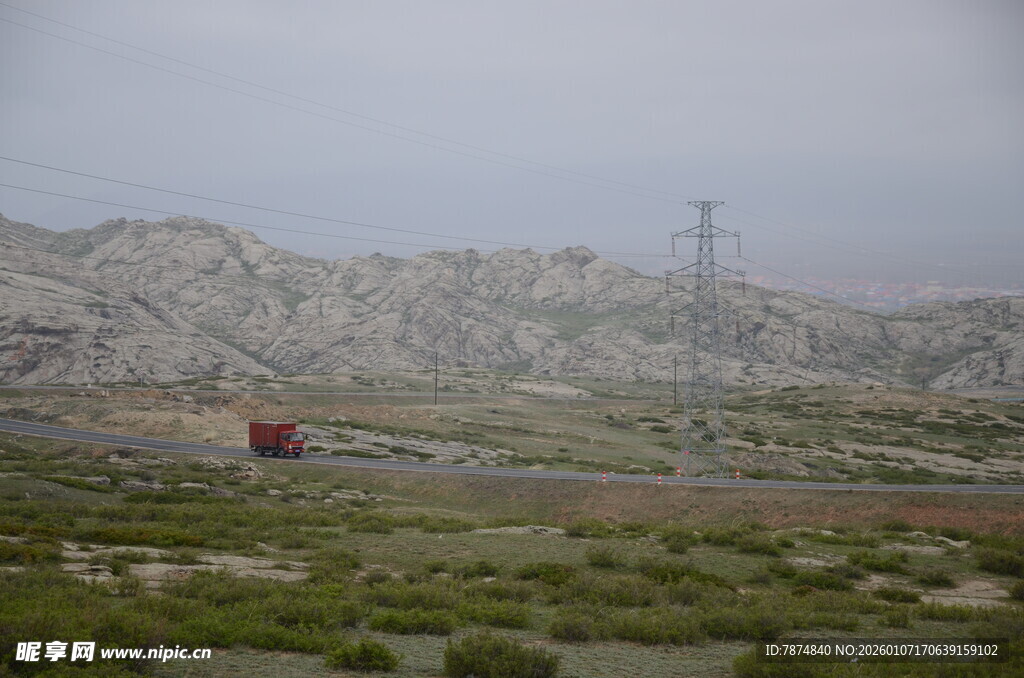 荒漠中的公路与远方山峦