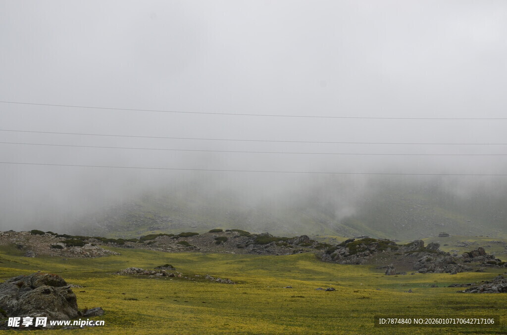 山间云雾缭绕的绿野风光